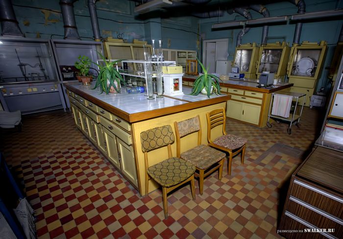 Полузаброшенная лаборатория аналитической химии