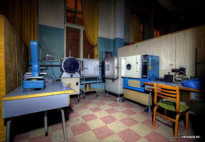 Полузаброшенная лаборатория аналитической химии