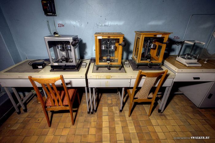 Полузаброшенная лаборатория аналитической химии