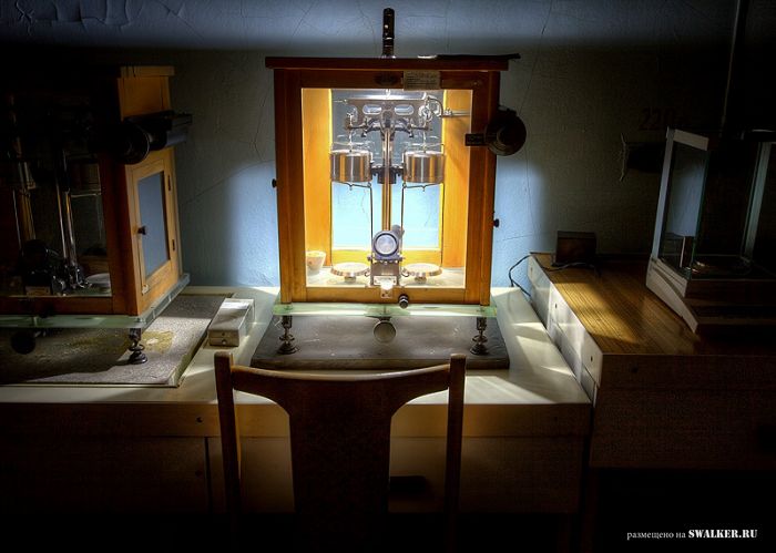 Полузаброшенная лаборатория аналитической химии