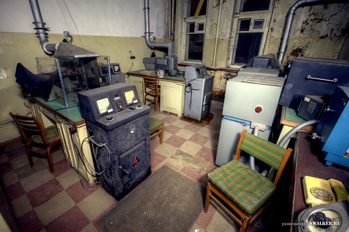 Полузаброшенная лаборатория аналитической химии