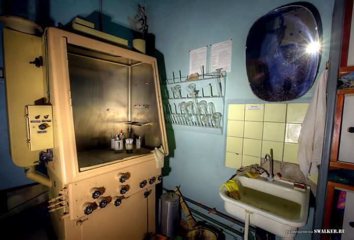 Полузаброшенная лаборатория аналитической химии