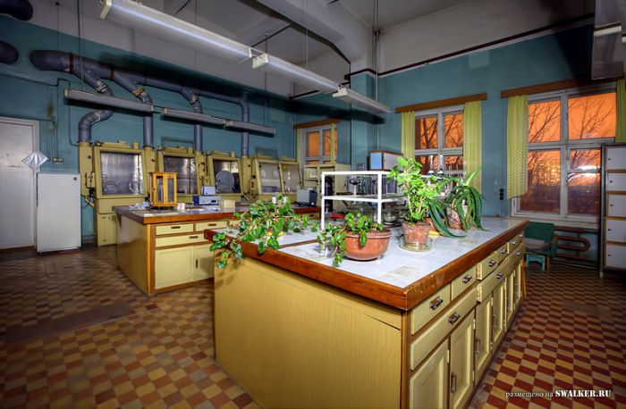 Полузаброшенная лаборатория аналитической химии