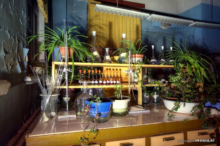 Полузаброшенная лаборатория аналитической химии