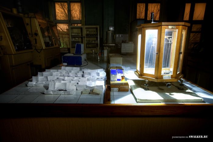 Полузаброшенная лаборатория аналитической химии