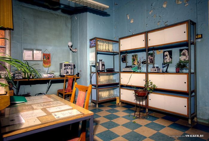 Полузаброшенная лаборатория аналитической химии