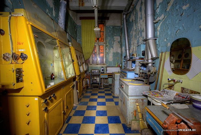 Полузаброшенная лаборатория аналитической химии