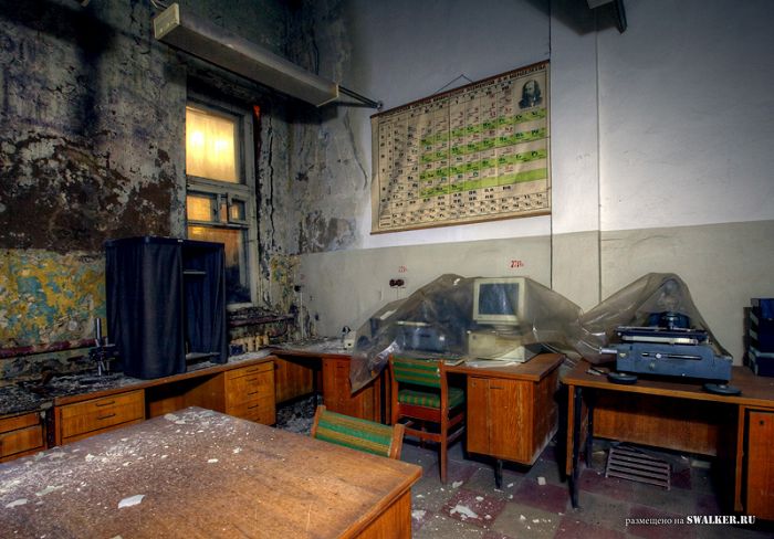 Полузаброшенная лаборатория аналитической химии