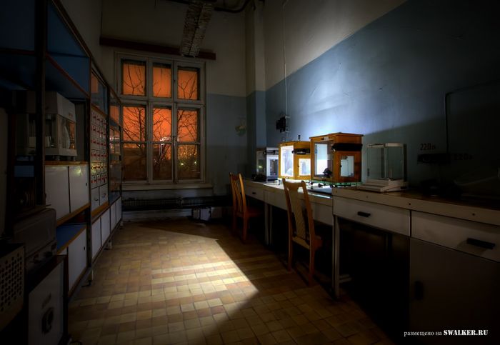 Полузаброшенная лаборатория аналитической химии