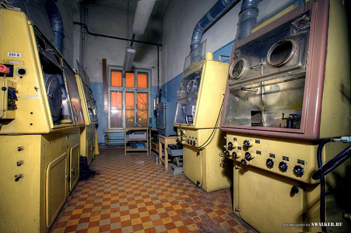 Полузаброшенная лаборатория аналитической химии