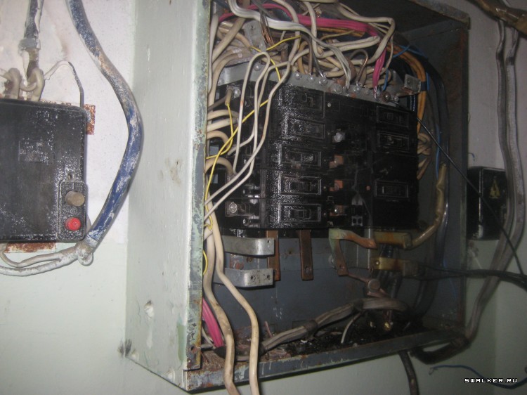 Проходная заброшенного Автомоторного завода, Свердловская область