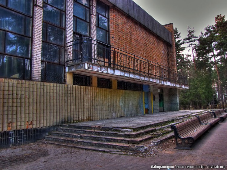 Заброшенное здание клуба