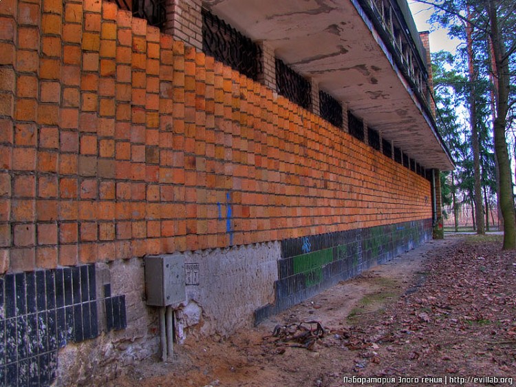 Заброшенное здание клуба