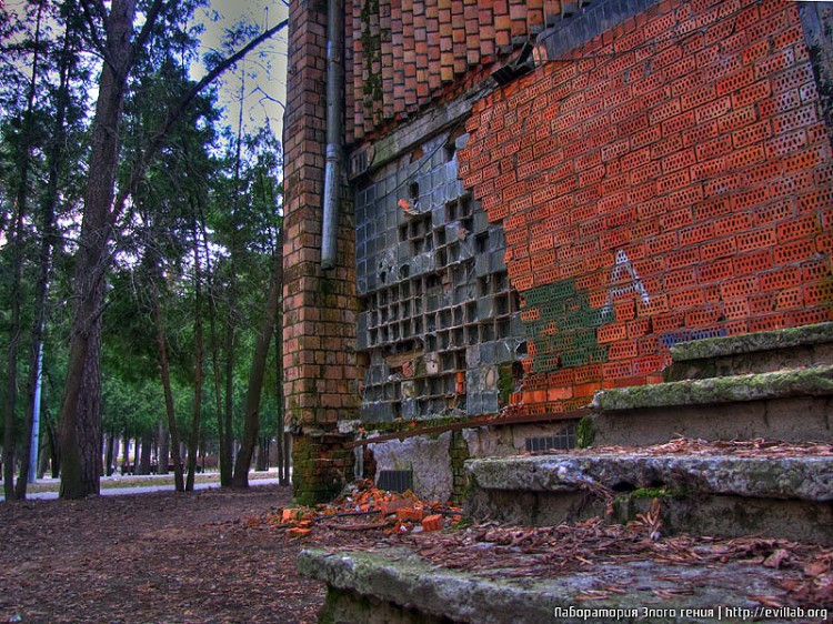 Заброшенное здание клуба