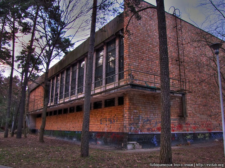 Заброшенное здание клуба