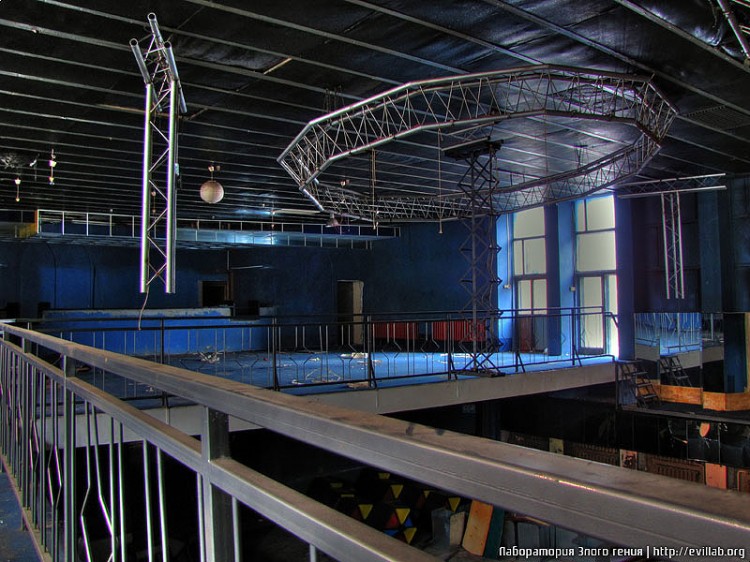 Заброшенное здание клуба